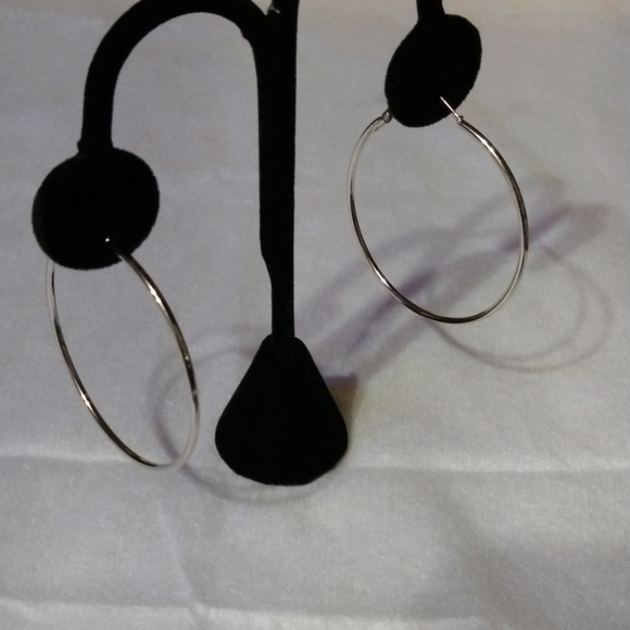 Silver tone hoop earrings pierced NWT 5cm (sku 176) - Picture 1 of 4